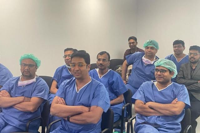 Nou cardiòlegs intervencionistes indis visiten l’HUB per conèixer el maneig de lesions coronàries complexes i la implantació de TAVIs